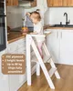 Kind hilft beim Kochen auf einem sicheren, klappbaren Küchenhelfer.

 Podgląd zdjęcia produktu