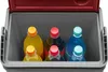 A top-down view of an open cooler box filled with several bottles of drinks. Produktbild-Vorschau