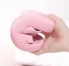 Rosa Hausschuh, von einer Hand zusammengedrückt, zeigt Flexibilität und weiches Material Náhľad obrázku produktu