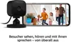 A Blink Mini smart camera is shown next to a smartphone displaying a family inside a home. Podgląd zdjęcia produktu