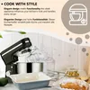 A kitchen scene featuring a stand mixer, food processor, baking dish, and a loaf of bread. Produktbild-Vorschau