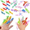 Mehrfarbige Dinosaurier-Fingerpuppen in verschiedenen Posen, einige auf den Händen eines Kindes getragen Produktbild-Vorschau