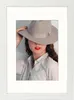 A woman wearing a polka dot shirt and a hat is posing for a photo. Anteprima dell’immagine prodotto