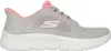 A side view of a single athletic shoe. Voir les images du produit