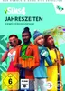 The image shows four Sims characters in different seasonal outfits, with one holding a gift. The background is a light green color with abstract green shapes. There are also logos and text related to the game. Produktbild-Vorschau