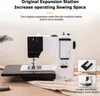 A sewing machine with an expansion table attached, placed on a wooden surface with fabric. Produktbild-Vorschau