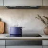 A modern kitchen setting with a purple pot on a black induction stove and a range hood above. Anteprima dell’immagine prodotto