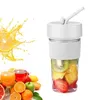 A split image showing a splash of orange juice on the left and a portable blender filled with fruit on the right. Produktbild-Vorschau