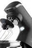 A close-up shot of a black kitchen mixer with a whisk attachment. Anteprima dell’immagine prodotto