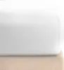 A close-up view of a white fitted sheet on top of a beige bed base. Produktbild-Vorschau