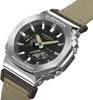 A close-up, angled view of a Casio G-Shock watch with a fabric strap. Voir les images du produit