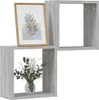 Two cube shelves are shown, one with a framed picture and the other with a vase of flowers. Anteprima dell’immagine prodotto
