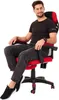 A man is sitting in a gaming chair. Produktbild-Vorschau