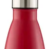 Close-up of the top part of a red water bottle with a silver lid. Voir les images du produit