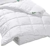 A close-up view of a white quilted comforter. Produktbild-Vorschau
