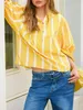 Gestreiftes Sommer-Shirt mit V-Ausschnitt für Damen – Produktbild-Vorschau 2