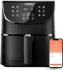 A black COSORI air fryer is shown in front of a white background. A smartphone displaying cooking information is placed to the right of the air fryer. Anteprima dell’immagine prodotto