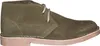 A side view of a single green suede desert boot. Voir les images du produit