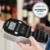 A person is holding and using a DYMO LabelManager 160. Produktbild-Vorschau