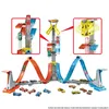 A Hot Wheels track set with multiple loops and launchers, featuring several toy cars. Anteprima dell’immagine prodotto