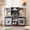 A wooden toy kitchen set with various accessories, displayed in a room setting. Anteprima dell’immagine prodotto