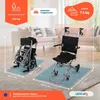 Two wheelchairs are shown on a rug in a living room setting, with a sofa in the background. Dimensions and weight information are overlaid on the image. Produktbild-Vorschau