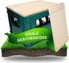 A green plastic crate filled with bottles, topped with a wooden lid, sitting on a patch of grass and soil. A green banner with text is in front of the crate. Anteprima dell’immagine prodotto