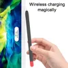 A hand holding an Apple Pencil 2nd generation stylus with a protective case, next to an iPad screen showing the Apple Pencil charging status. Produktbild-Vorschau