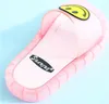 Pinke Kinder-Rutsche-Sandale mit gelbem Smiley-Verzierung auf dem Riemen, gezeigt auf hellblauem Hintergrund Náhled obrázku produktu