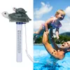 A collage showing a turtle-shaped pool thermometer on the left and a father throwing his child in a pool on the right. Anteprima dell’immagine prodotto