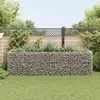 A gabion raised garden bed filled with stones and plants, set in a backyard with a wooden fence and lattice topper. Produktbild-Vorschau