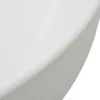 A close-up view of the curved edge of a white ceramic sink. Produktbild-Vorschau