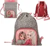 A collage of three images showing a child's drawstring backpack with a leopard print and cartoon girl design, a red drawstring backpack, and a packaged version of the leopard print backpack. Anteprima dell’immagine prodotto