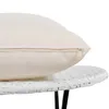 A close-up of a beige pillow with a zipper on a white woven surface. Voir les images du produit
