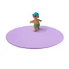 A small figurine of a person wearing a hat and sunglasses, holding a frisbee, standing on a purple disc. Produktbild-Vorschau