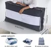 A person is leaning on a large storage bag filled with bedding, with dimensions and capacity examples shown below. Produktbild-Vorschau