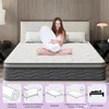 A woman is sitting on a mattress, holding a pillow. Below the mattress are five instructional diagrams showing how to unpack and set up a mattress. Voir les images du produit
