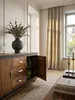 Detailaufnahme der markanten Holzmaserung des Sheesham Sideboards. Der Kontrast zwischen dem warmen Naturholz und der schwarzen Kunstleder-Einfassung unterstreicht das edle Design._#sku_BARWL5.193# Produktbild-Vorschau