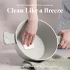 A person's hands are cleaning the inside of a pot. Anteprima dell’immagine prodotto