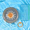 A pool cleaning robot floating on the surface of a pool, with a list of compatible pool types on the right. Produktbild-Vorschau