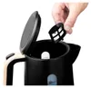 A hand is shown inserting a filter into an open black electric kettle with a wood-effect handle. Anteprima dell’immagine prodotto