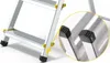A close-up view of the feet of an aluminum ladder, highlighting the non-slip rubber feet and yellow safety clips. Náhled obrázku produktu