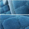 Nahaufnahme eines blauen gesteppten Stoffes, der seine weiche Textur und Steppnähte zeigt Náhľad obrázku produktu
