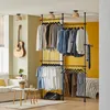 SoBuy Garderobenständer KLS03-SCH mit Kleidung in Wohnzimmer, gelbe Wand und Akustikgitarre im Hintergrund Náhled obrázku produktu