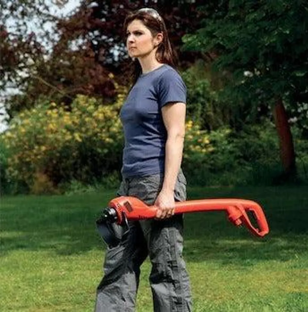 Tondeuse GL250 Black&Decker pour couper l'herbe dans les coins difficiles