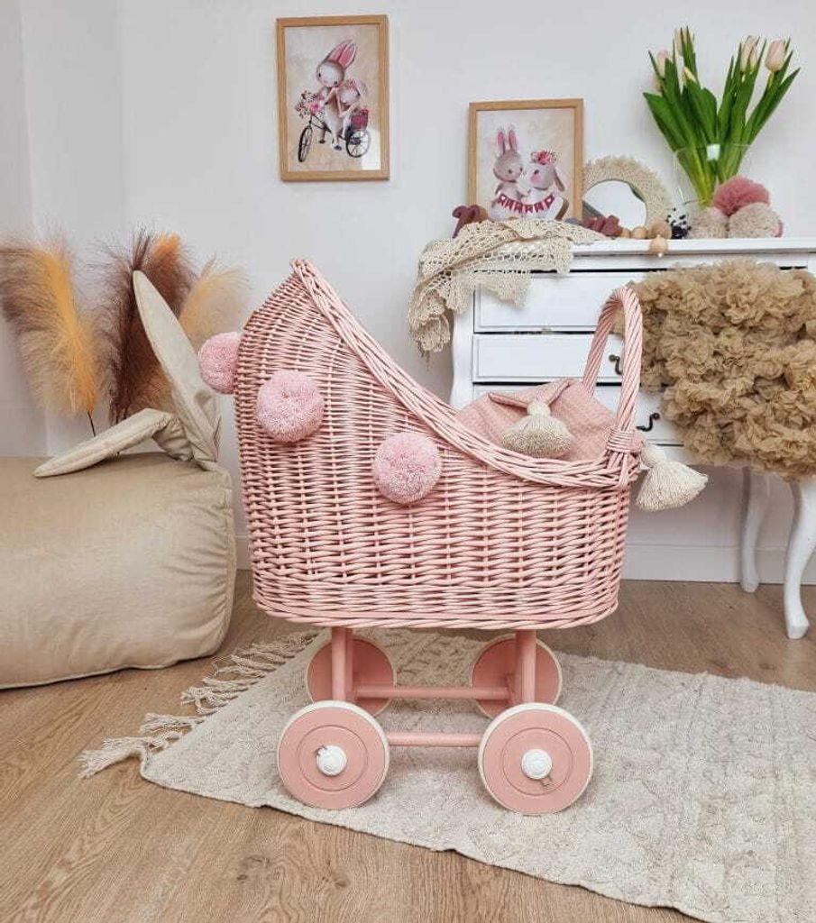 Puppenwagen aus Korbgeflecht, groß, schmutzig rosa, mit Pompons und Bettzeug - schmutzig rosa
