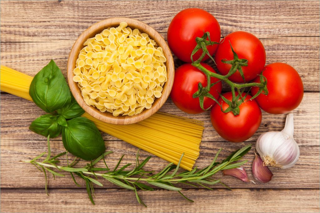 Wallario selbstklebendes Poster - Spaghetti mit Tomaten, Knoblauch und Basilikum, Größe: 61 x 91,50 cm