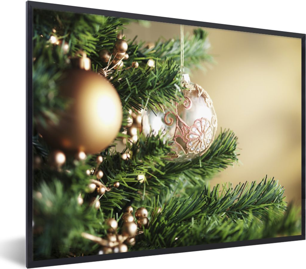 MuchoWow MuchoWow Gerahmtes Poster Nahaufnahme von Weihnachtsschmuck im Weihnachtsbaum 80x60 cm - Poster mit zchwarzem Bilderrahmen - Schwarzem...