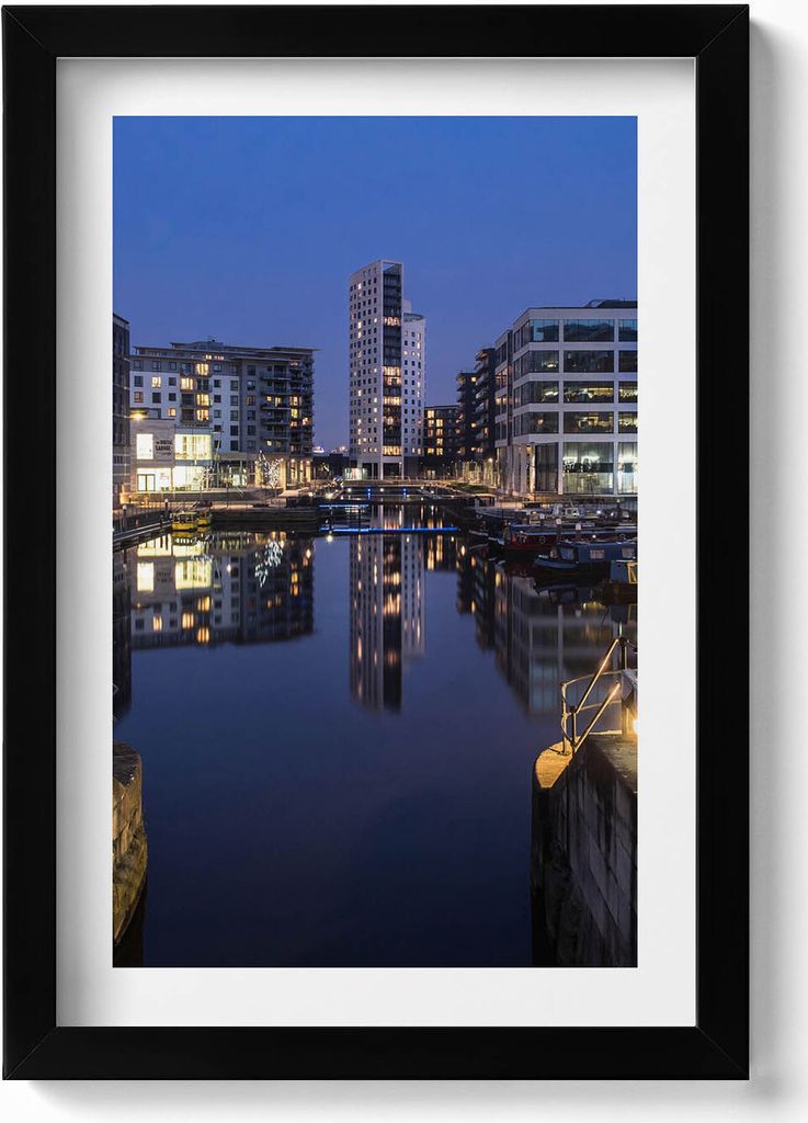 Die Stadt Leeds bei Nacht beleuchtet– Wandbild mit Rahmen – Gerahmtes Bild – Wanddekoration – 20x30 cm – Schwarz