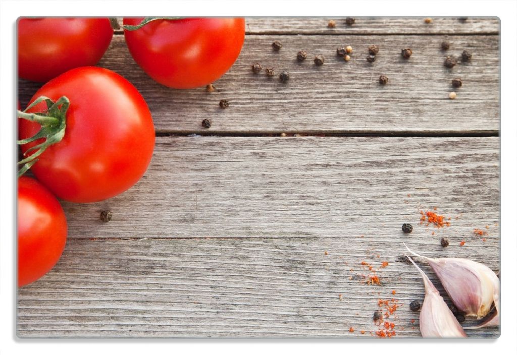 Wallario Frühstücksbrettchen aus Glas 20 x 30 cm mit rutschfesten Füßen, Motiv Tomaten und Gewürze auf altem Holztisch